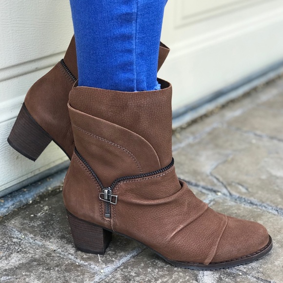 Vintage Cognac Distressed Leather Kitten Heel Boot - Picture 4 of 8